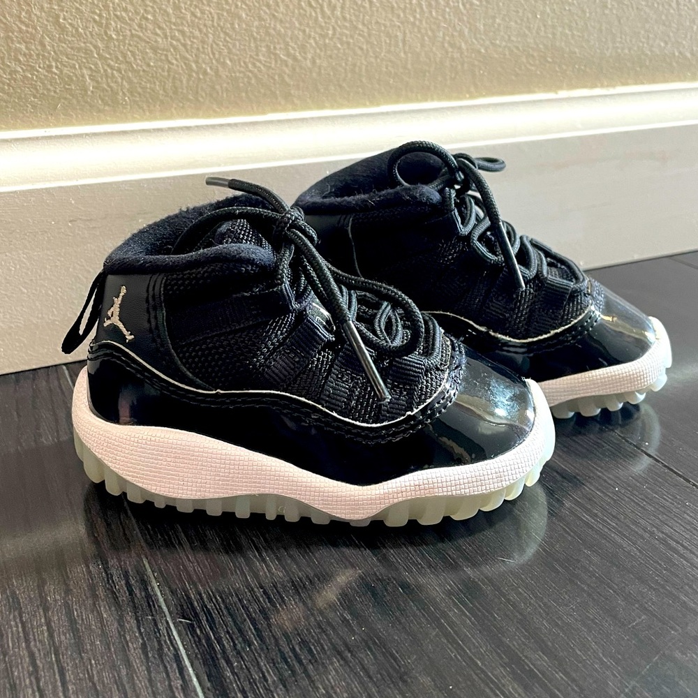 Nike Air Jordan 11 Retro size 4c. Black Sneaker like new.